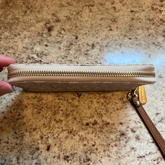 Michael Kors Clutch Wristlet Zip Wallet - Picture 10 of 13